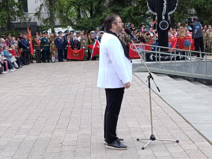 Фото То, что вечно: торжественная церемония возложения цветов к Вечному огню в Челябинске