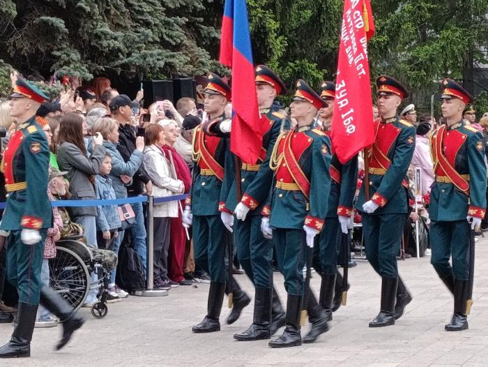 Фото То, что вечно: торжественная церемония возложения цветов к Вечному огню в Челябинске
