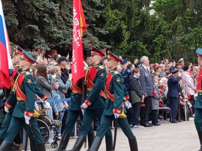 Фото То, что вечно: торжественная церемония возложения цветов к Вечному огню в Челябинске