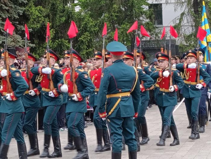 Фото То, что вечно: торжественная церемония возложения цветов к Вечному огню в Челябинске