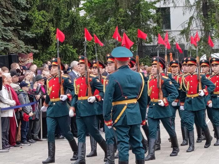 Фото То, что вечно: торжественная церемония возложения цветов к Вечному огню в Челябинске