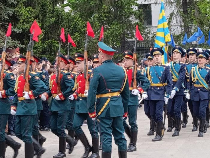 Фото То, что вечно: торжественная церемония возложения цветов к Вечному огню в Челябинске