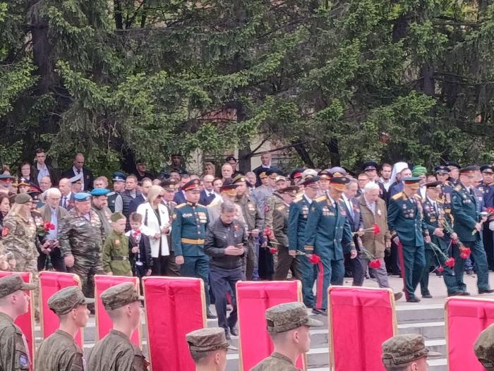 Фото То, что вечно: торжественная церемония возложения цветов к Вечному огню в Челябинске