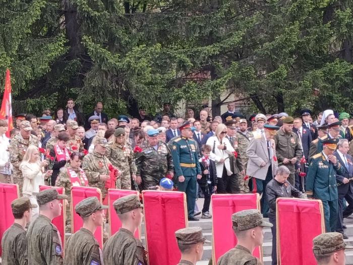 Фото То, что вечно: торжественная церемония возложения цветов к Вечному огню в Челябинске