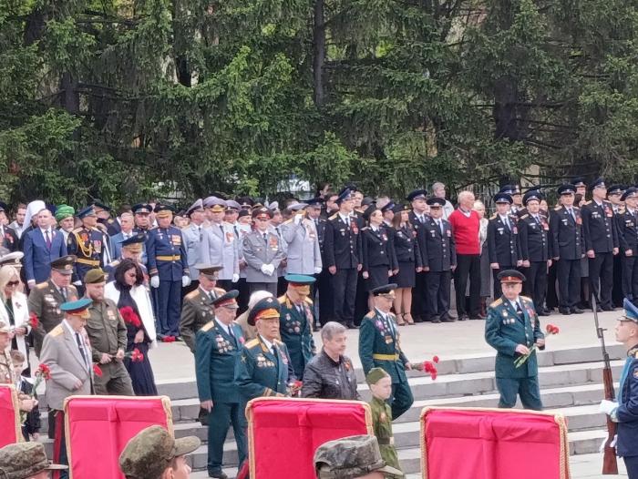 Фото То, что вечно: торжественная церемония возложения цветов к Вечному огню в Челябинске