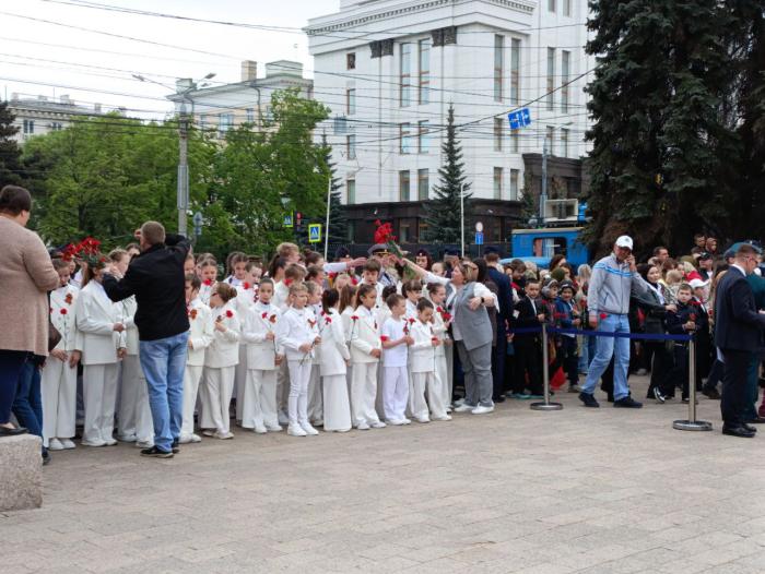 Фото То, что вечно: торжественная церемония возложения цветов к Вечному огню в Челябинске