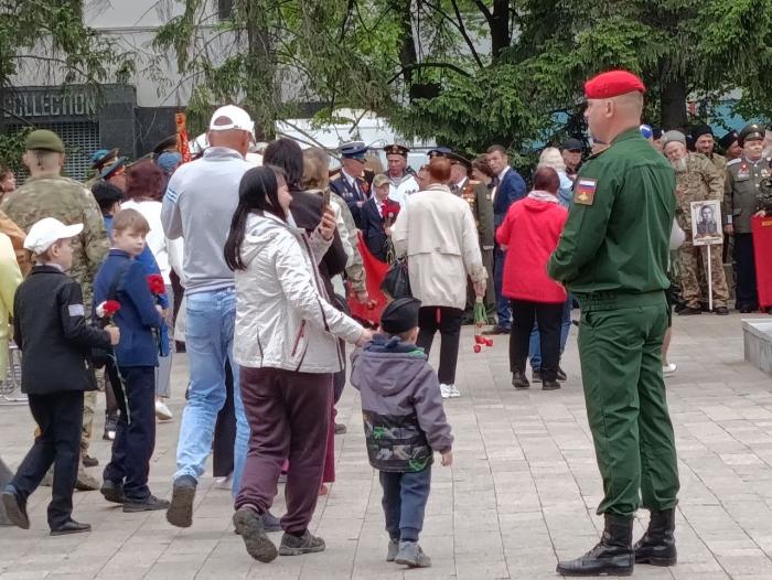 Фото То, что вечно: торжественная церемония возложения цветов к Вечному огню в Челябинске