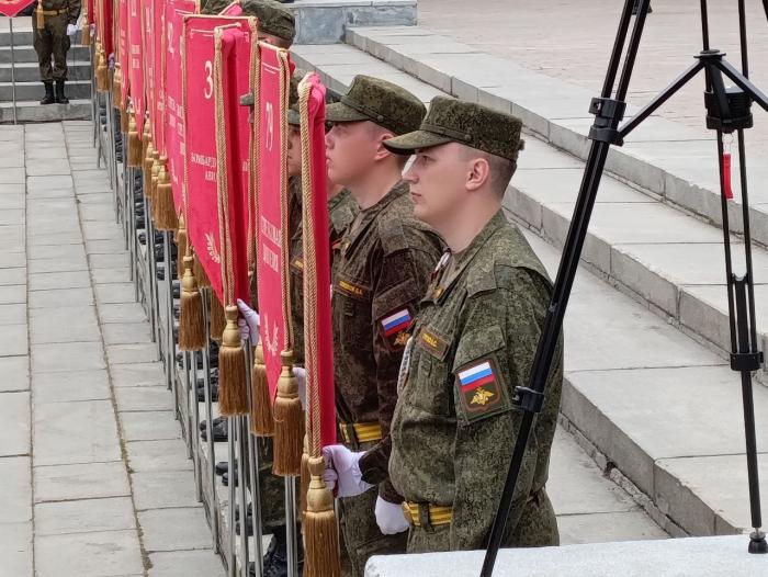 Фото То, что вечно: торжественная церемония возложения цветов к Вечному огню в Челябинске