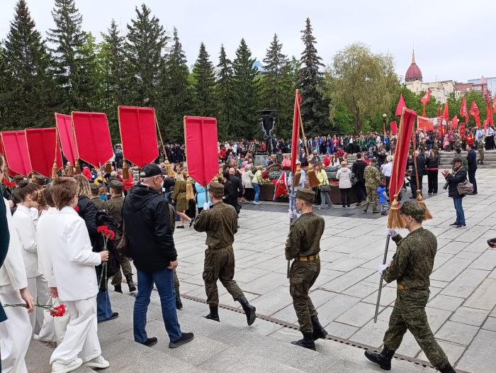 Фото То, что вечно: торжественная церемония возложения цветов к Вечному огню в Челябинске