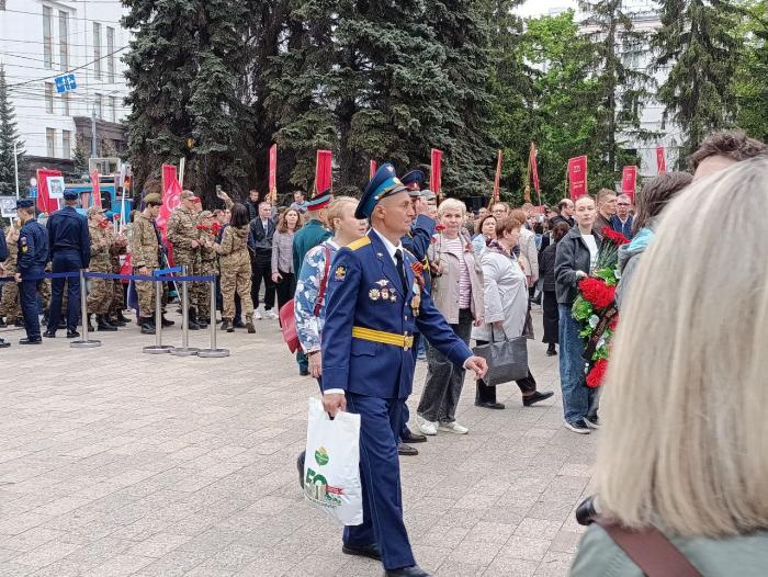 Фото То, что вечно: торжественная церемония возложения цветов к Вечному огню в Челябинске