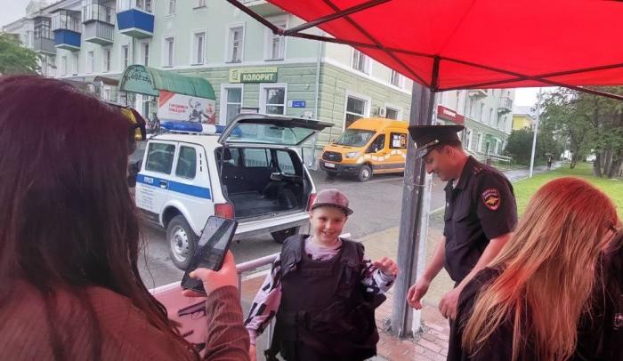 Фото Полиция Чебаркуля обеспечивает порядок и знакомит с работой на фестивале "Челябинская область – большая семья"