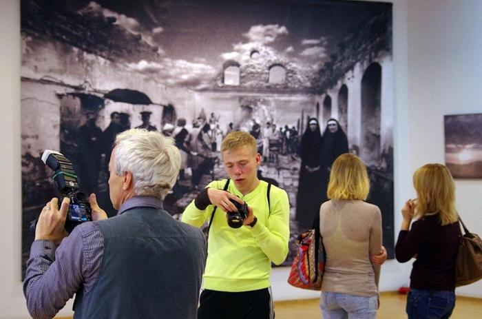 Фото С выставки Сергея Жаткова «На пути к истине»