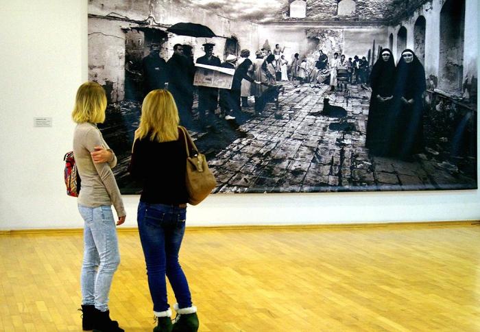 Фото С выставки Сергея Жаткова «На пути к истине»
