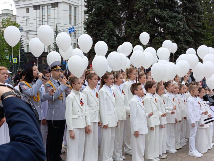 Фото То, что вечно: торжественная церемония возложения цветов к Вечному огню в Челябинске