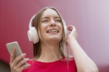 Фото Почему слушать музыку в интернете удобно?