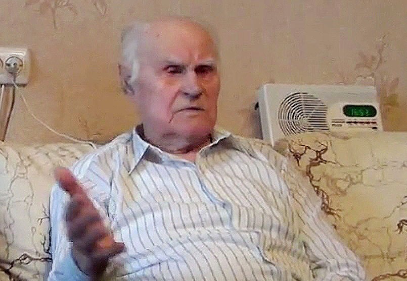 Ветеран радушно  принимал гостей, которые вручили ему поздравительный адрес и медаль. По свидетел