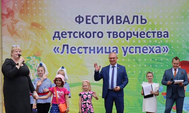 В городском саду имени Пушкина Челябинска сегодня, первого июня, в День защиты детей, состоялся ф
