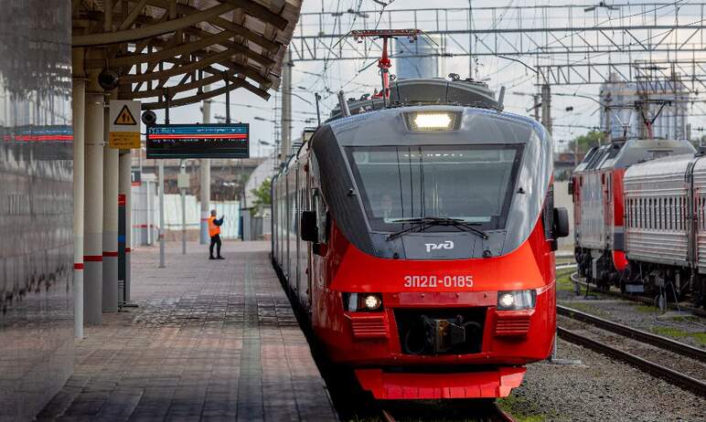 С первого июня 2023 года между Челябинском и Троицком запустят дополнительный пригородный поезд. 