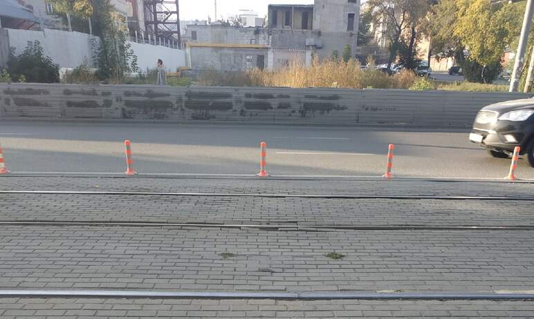 Дорожные столбики вдоль трамвайных путей в Челябинске будут устанавливать еще неделю – до 30-го с