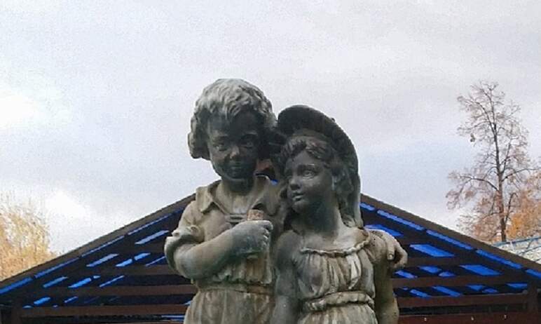 У скульптуры фонтана в парке Пушкина исчез зонтик. Челябинцы обеспокоились: не так смонтировали и