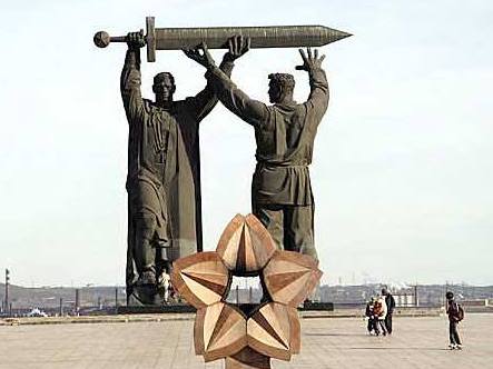 Среди наиболее популярных видов - монумент «Тыл-фронту» и памятник «Металлург» на привокзальной п