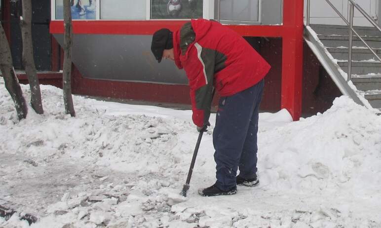 Управляющие компании Курчатовского района Челябинска в праздничные дни вывели на уборку снега 300