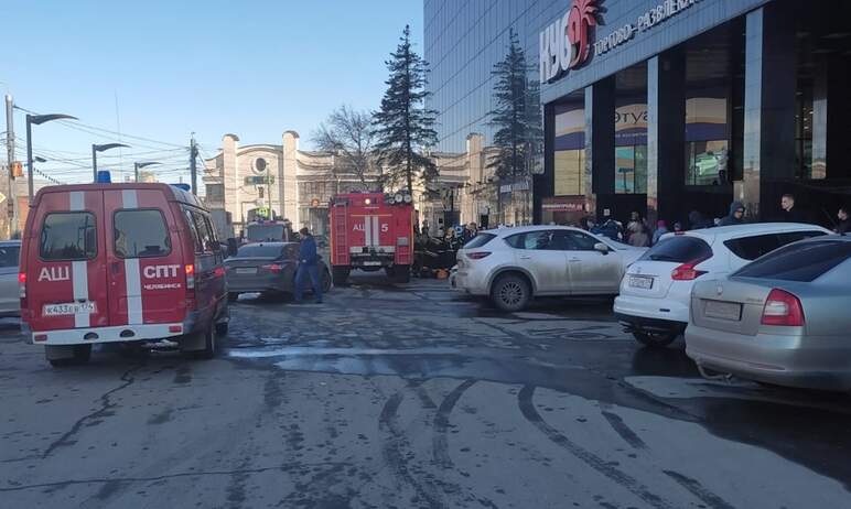 Челябинских огнеборцев сегодня утром, пятого апреля, вызвали на пожар в торгово-развлекательном к