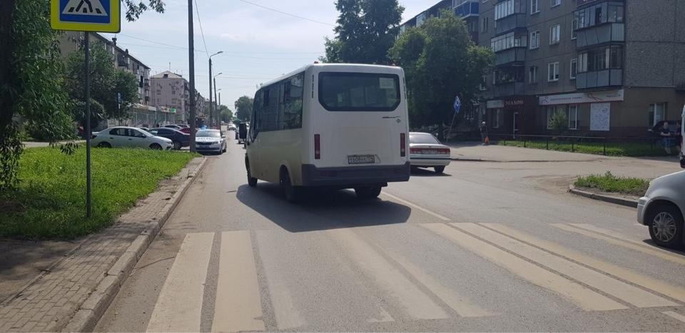 Сутки трое челябинск. Пешеход и автомобиль. Газель маршрутка. Водитель сбил детей на пешеходном.