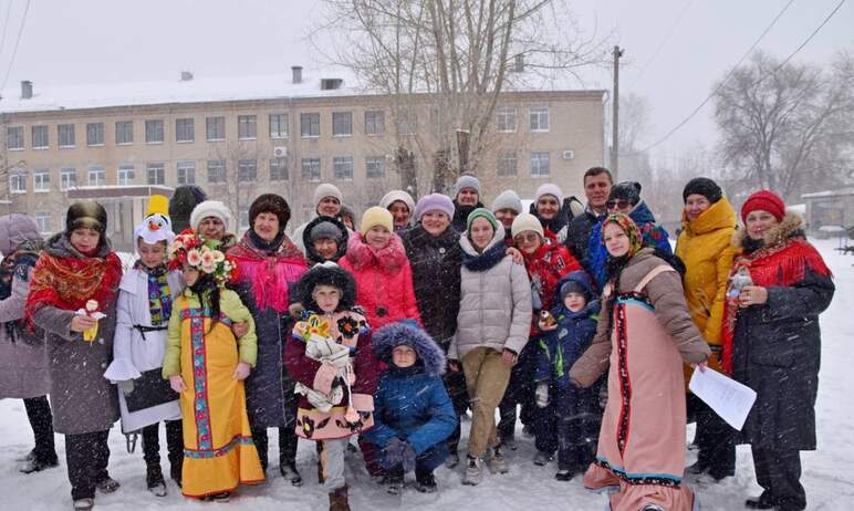 В детском доме Южноуральска (Челябинская область) дети провожали зиму вместе с активистками женск