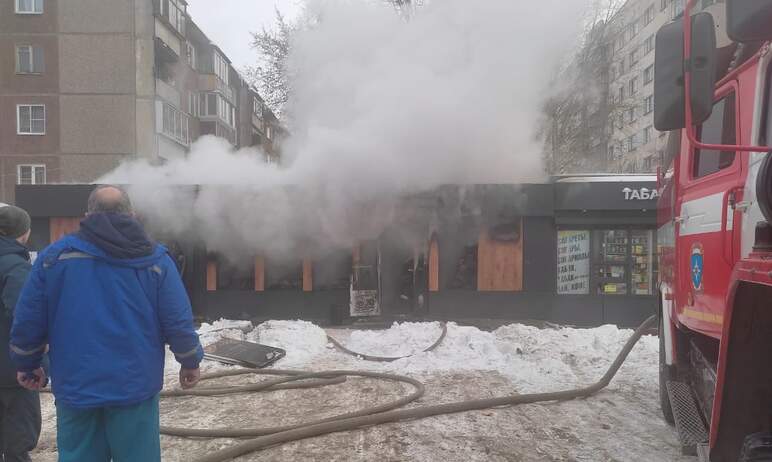 В Челябинске сегодня, 11-го марта, случился пожар в торговом павильоне на улице Котина.

