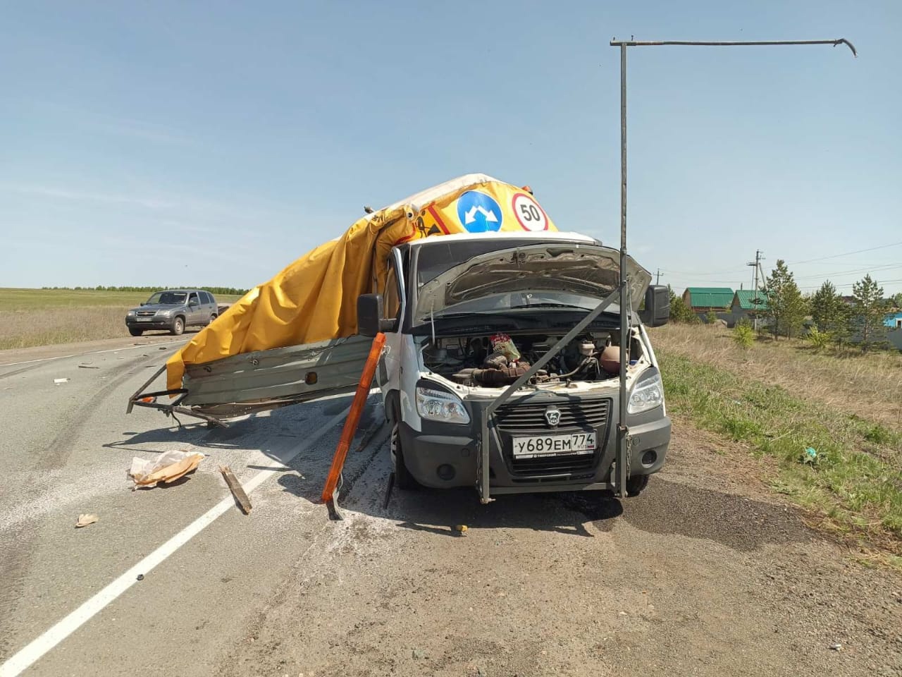 В Аргаяшском районе грузовик въехал в жилые постройки, водитель в больнице  | Урал-пресс-информ