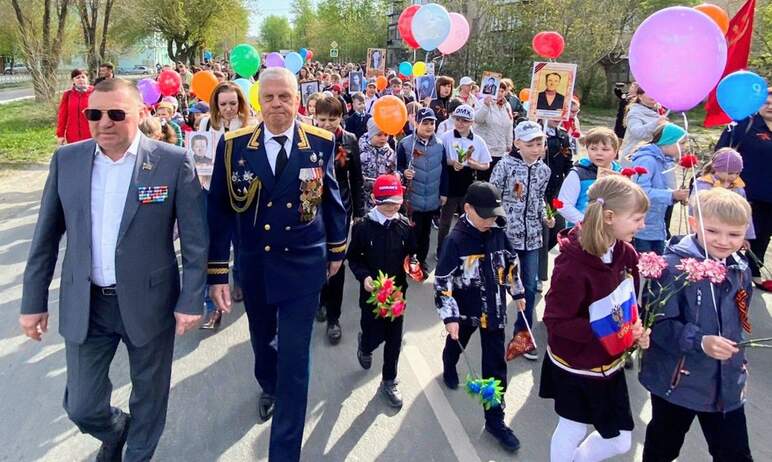В челябинском поселке Новосинеглазово сегодня, девятого мая, отпраздновали 77-ю годовщину Победы 