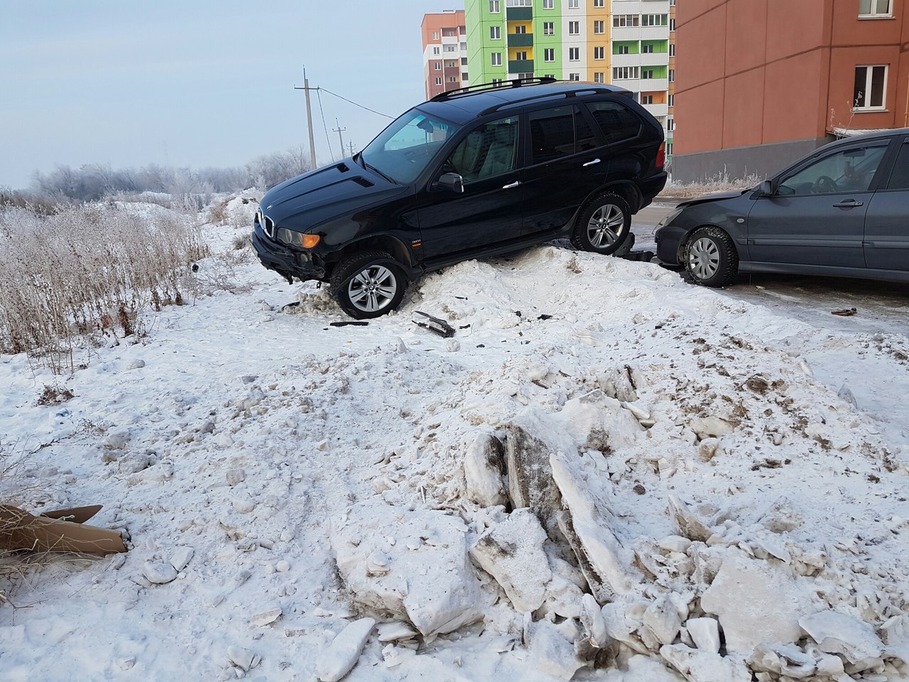 На дорогах магнитки. Дороги Магнитки пьяный на Киа. Автоледи без прав разбила авто Новокузнецк.