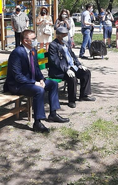 Глава Челябинской области Алексей Текслер сегодня, девятого мая, поздравил с 75-летней годовщиной