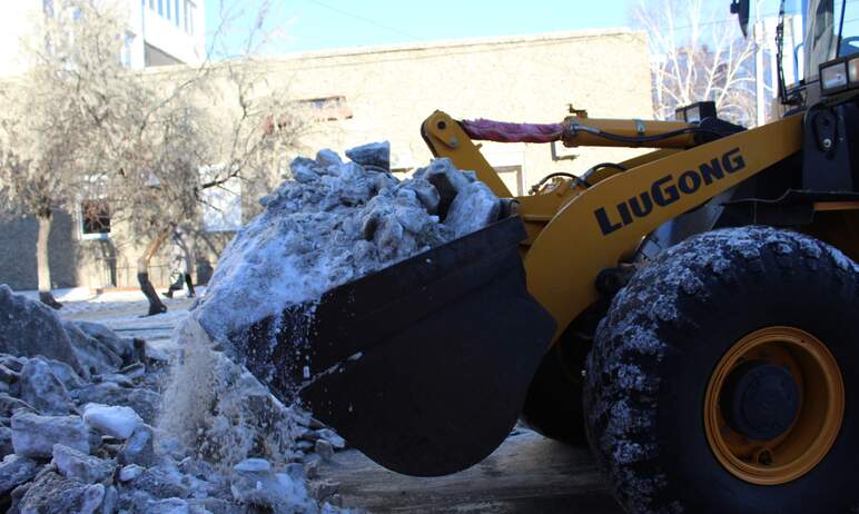 Курчатовский район Челябинска особое внимание сегодня уделяет вывозу снега, очистке от наледи тро