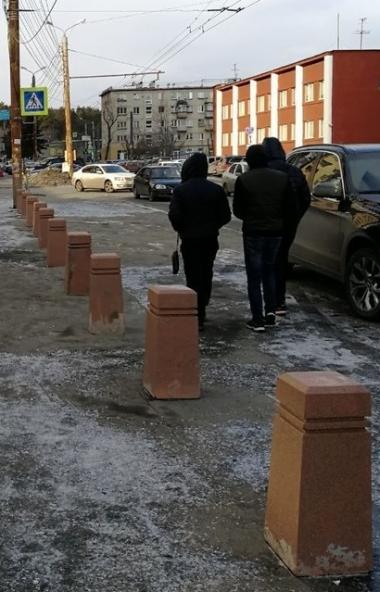 В Челябинске власти наконец услышали людей и обособили тротуарную зону перед бассейном на Сони Кр