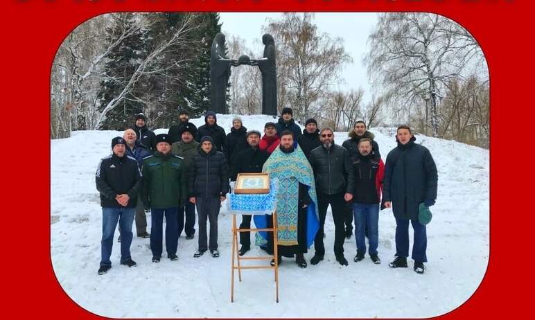 В Челябинске у воинского мемориала «Скорбящие матери» на Лесном кладбище православные мужчины про