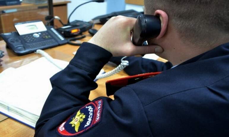 Полицейские задержали челябинцев, напавших с битой на подростка. Они забрали у него моб