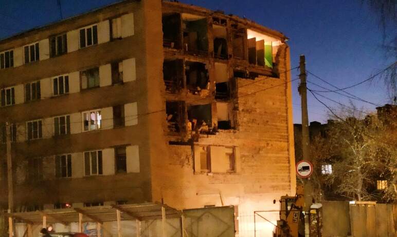 Челябинцы возмущены сносом стены аварийного дома на улице Мира, 102 в Металлургическом районе, гд