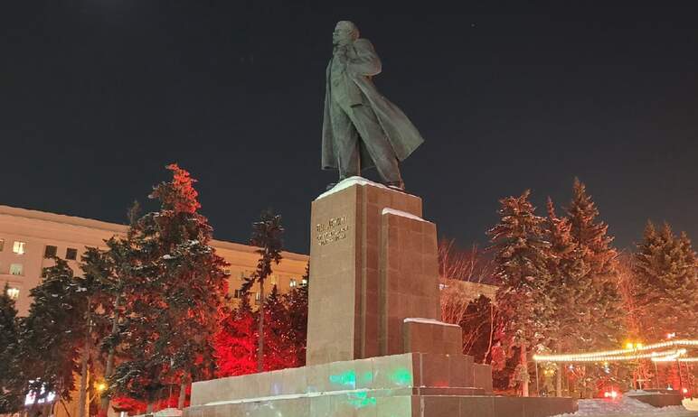 Памятник вождю мирового пролетариата на главной площади Челябинска начал «расползаться»: издалека