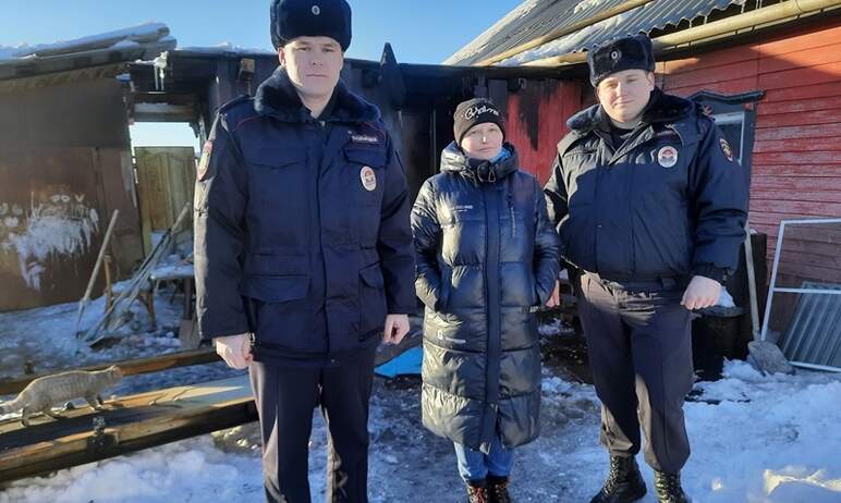 В Карталах (Челябинская область) полицейские помогли семье выйти из горящего дома и приняли участ