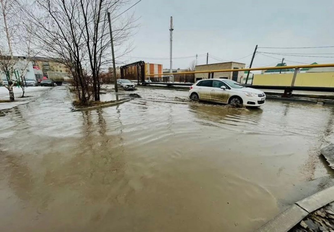 Южноуральцы жалуются на огромные лужи и затопленные дороги в городах и  селах Челябинской области | 07.04.2022 | Челябинск - БезФормата