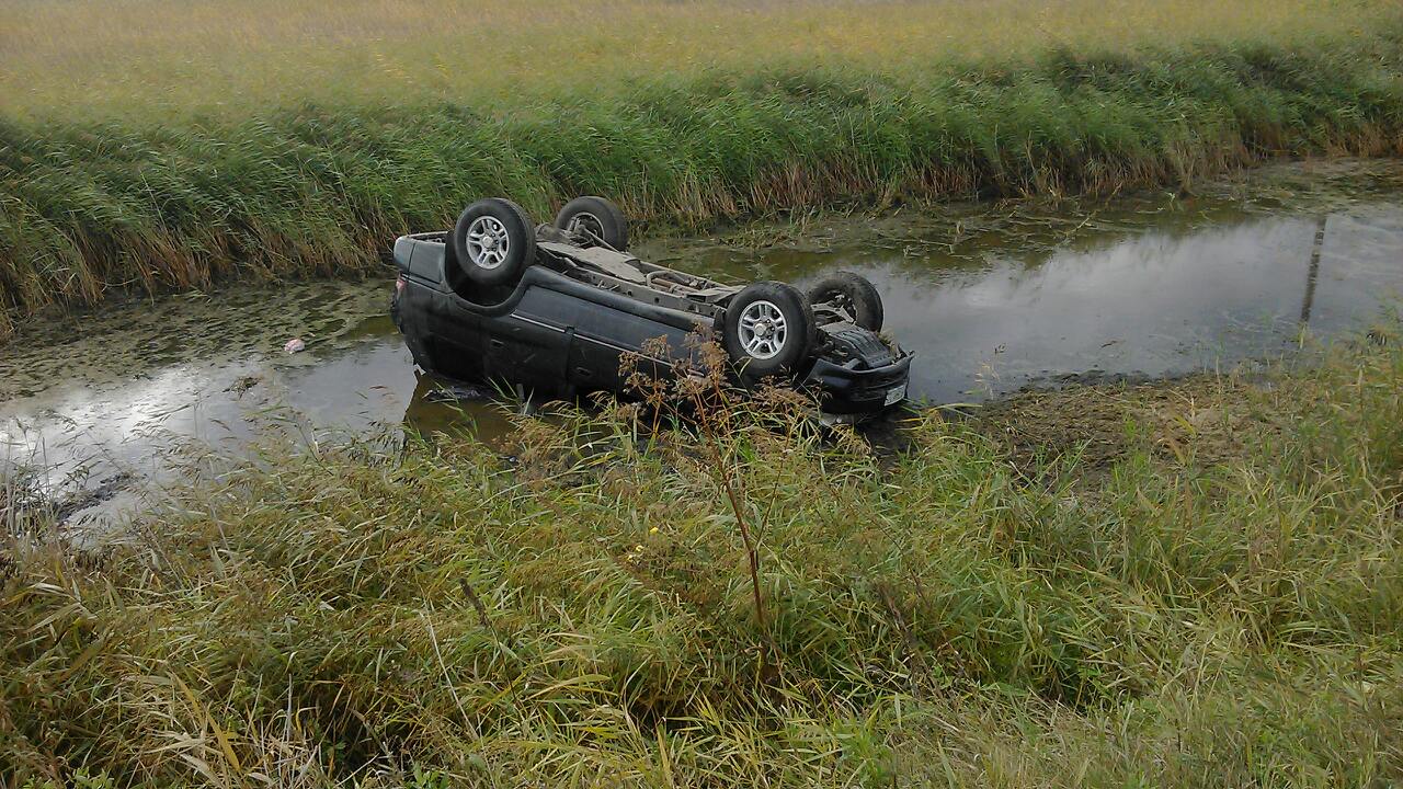 Г в болоте. Машина в болоте. Машина болт. Затонувшие автомобили в болоте. Машина утонула в болоте.