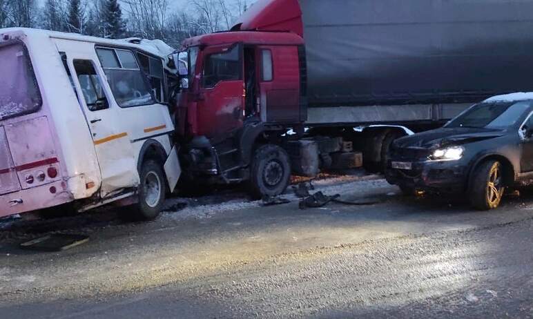 На трассе в Челябинской области сегодня утром, 19 ноября, в ДТП погиб водитель автобуса «ПАЗ», в 