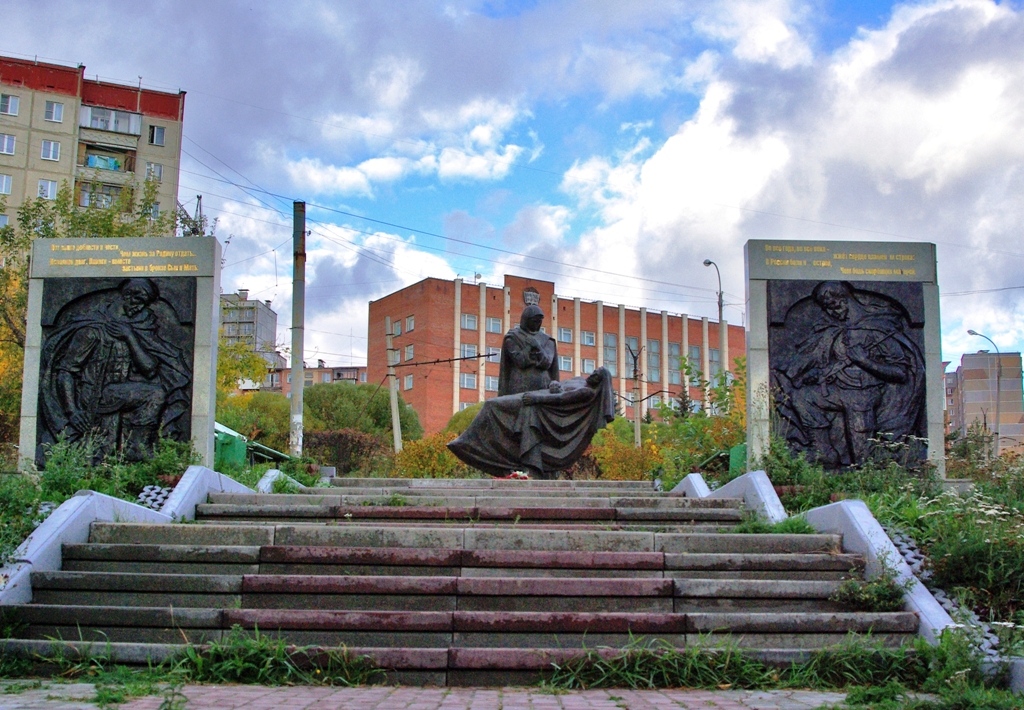 Самая самая в златоусте. Памятник Скорбящая мать Златоуст. Обелиск Златоуст. Златоуст (Челябинская область) памятник Скорбящей матери. Памятник Скорбящая мать памятники Златоуст.