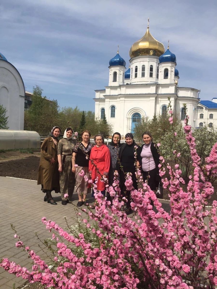 В Свято-Казанском женском монастыре Троицка зацвела сакура | 11.05.2023 |  Челябинск - БезФормата