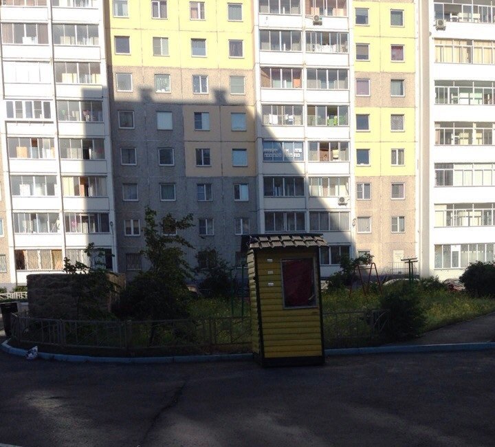 Одна из таких парковок функционирует во дворе дома по улице Двинская, 21. С 18 часов вечера до 6 