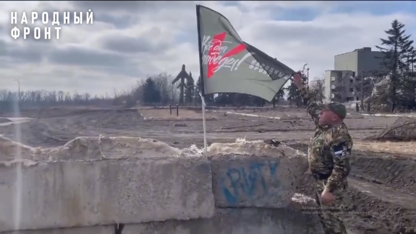 Фото Танкисты из Челябинской области водрузили в Авдеевке флаг «Все для Победы!»
