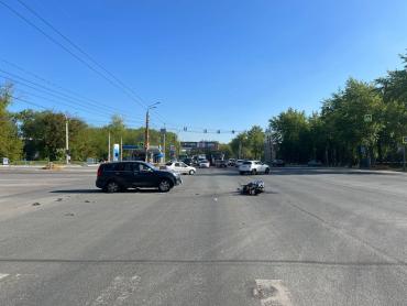 Фото В Челябинске столкнулись внедорожник и мотоцикл, пострадали оба водителя 
