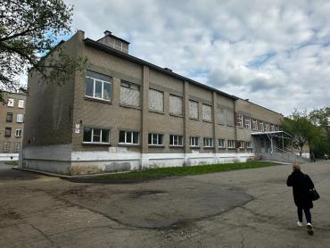 Фото В Челябинске с крыши гимназии рухнула бетонная плита, прокуратура начала проверку